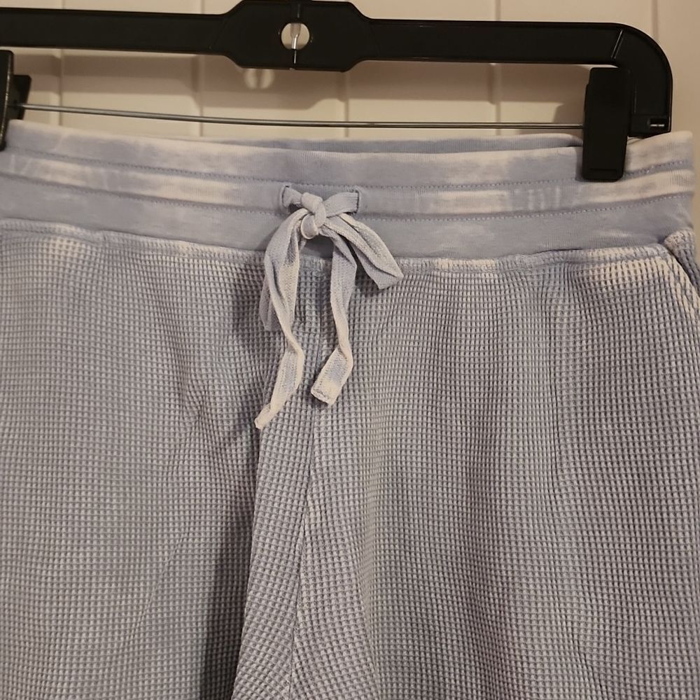 Splendid Women’s Large Mineral Wash Blue Thermal Raw Hem Lounge Shorts NWT - Picture 2 of 4
